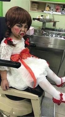 Dentist couldnt stop laughing when this kid dressed up as Annabelle showed up in his clinic