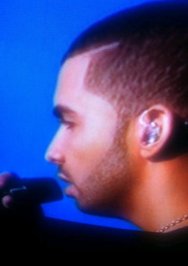 Drake looking like the  gum symbol
