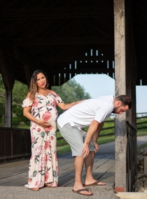 Father-to-be arrived hung over to the maternity shoot