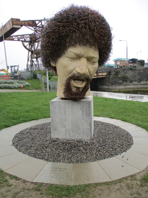 I love Luke Kelly which is why I hate this statue of him in Dublin with wire brush hair What were they thinking