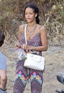 I love that Rihanna eats spinach promotes healthy living
