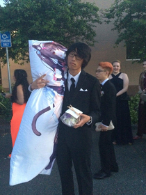I took a body pillow to my senior prom AMA
