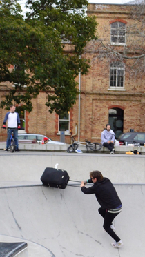 I was bored at the end of a tour so I took my luggage to the skatepark