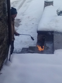 I wish my dad had taught me to shovel the driveway like this