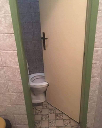Its so cool how European bathroom doors have minimal gap