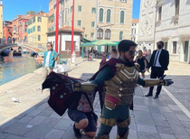 Jake Gyllenhaal photobombing a Mysterio cosplayer in Venice