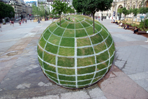 Just an optical illusion in Paris