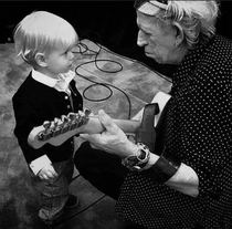 Keith Richards teaching Willie Nelson how play guitar