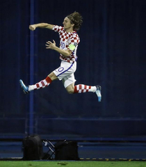 Lets take a moment and appreciate this posture of Luka Modric like hes just jumped out of a D side-scroller game