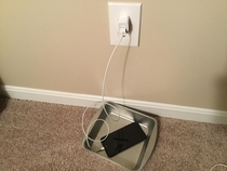 Mom charges her phone in a cake pan because she heard they blow up