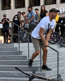 My friend eating shit at the BMX jam in LA today