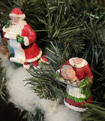 My mom asked me to fix the wreath I made her a few years ago but said I cant glue Mrs Claus head back like this