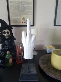 My moms peace hand broke one of its fingers