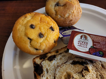 My muffin this morning has a mischievous grin