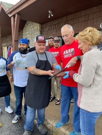 New barbecue joint opened with a rib cutting ceremony