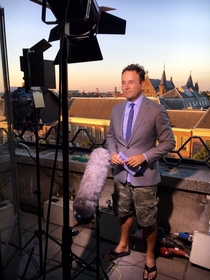 Newsreporter in shorts