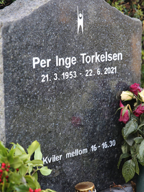 Norwegian comedian wanted Rests between pm and pm on his tombstone his wife thought that was an funny idea to tell what kind of person he was