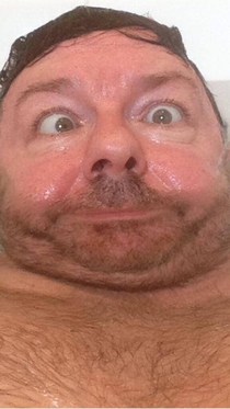 Ricky Gervais just tweeted a pic of himself taking a bath