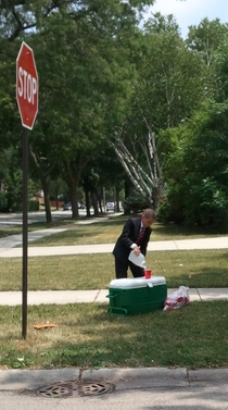 Selling Lemonade in a full suit in  Degree temps This kids doing it right