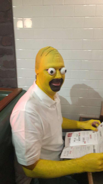 So my mates went to a Simpsons trivia night And one of them dressed as homer and they sent me a pic And its the shit nightmares are made of