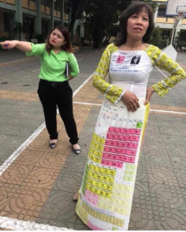 Teacher wear this dress to remind her student learn chemistry