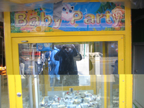 The Classic Baby Party Claw Machine Cigarette Dispenser Israel c 