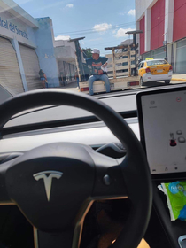 The Tesla detects this person as a pedestrian and the autopilot doesnt work