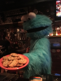 This bars last call has the Cookie Monster offering cookies