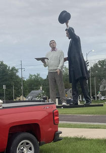 This giant statue of Abraham Lincoln showing Michael Scott whats in his hat