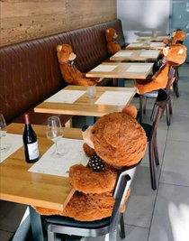 This restaurant got teddy bears to keep peoples tables apart during the pandemic