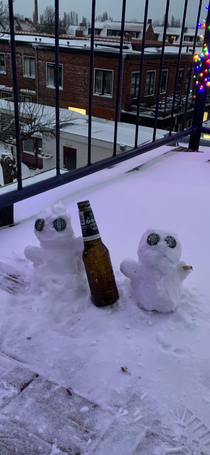 We Dutch snowmen greet you