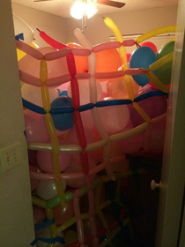 We filled our sisters bedroom with balloons
