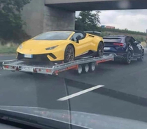 While Im thinking how to be financially stable there is this guy towing a Lamborghini with a Lamborghini